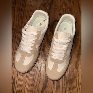 Women's Cream and White Sneakers we have different size 6 7 8